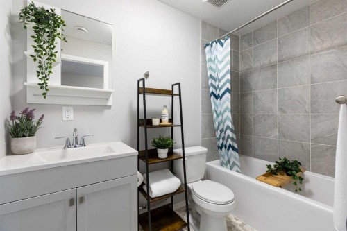 1 Osborne Common Sw, Airdrie, AB - Indoor Photo Showing Bathroom