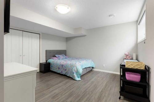 1 Osborne Common Sw, Airdrie, AB - Indoor Photo Showing Bedroom