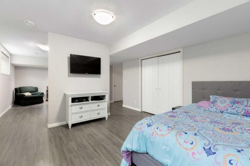 1 Osborne Common Sw, Airdrie, AB - Indoor Photo Showing Bedroom