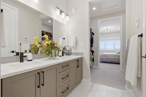 408 Crestridge Common Sw, Calgary, AB - Indoor Photo Showing Bathroom