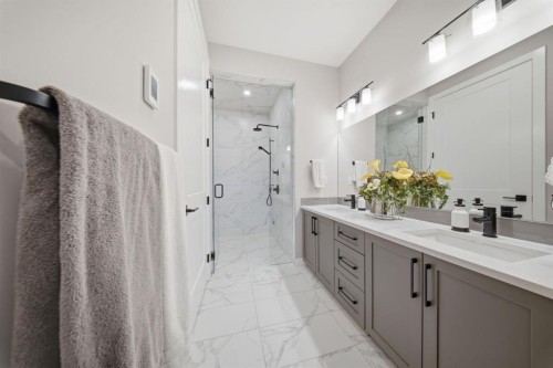 408 Crestridge Common Sw, Calgary, AB - Indoor Photo Showing Bathroom