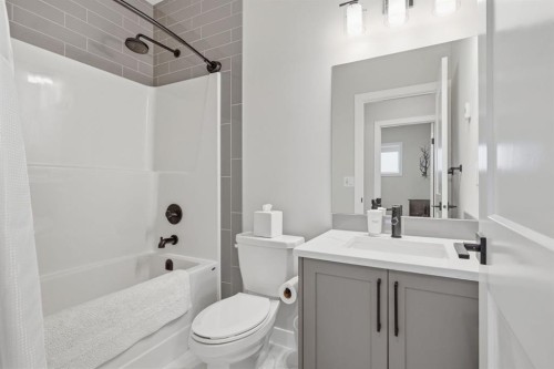 408 Crestridge Common Sw, Calgary, AB - Indoor Photo Showing Bathroom