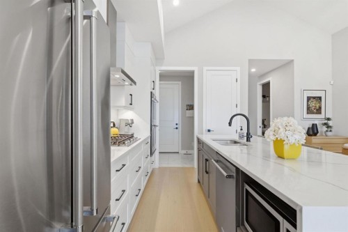 408 Crestridge Common Sw, Calgary, AB - Indoor Photo Showing Kitchen With Upgraded Kitchen