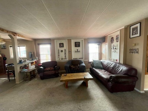 39 Southridge Crescent, Didsbury, AB - Indoor Photo Showing Living Room