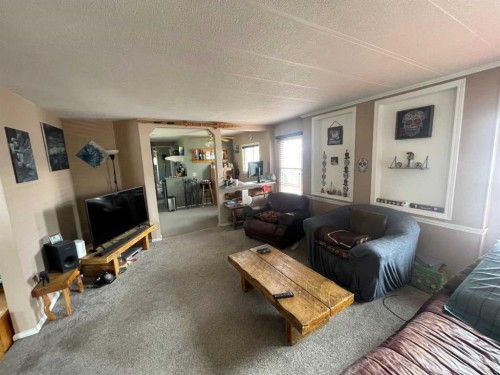 39 Southridge Crescent, Didsbury, AB - Indoor Photo Showing Living Room