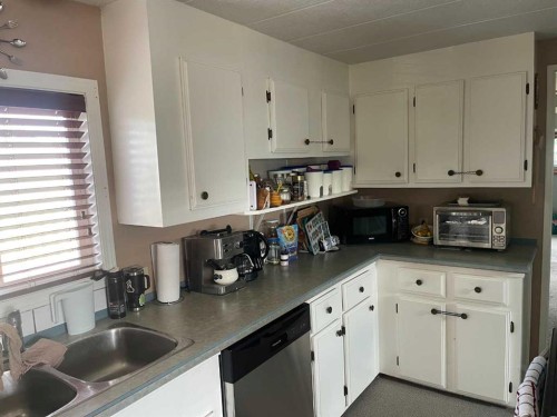 39 Southridge Crescent, Didsbury, AB - Indoor Photo Showing Kitchen