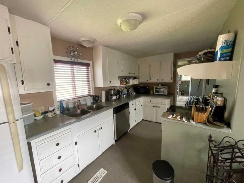 39 Southridge Crescent, Didsbury, AB - Indoor Photo Showing Kitchen With Double Sink