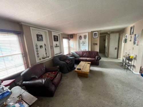 39 Southridge Crescent, Didsbury, AB - Indoor Photo Showing Living Room