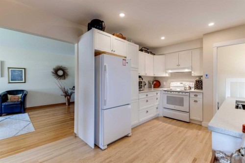 1333 Rosehill Drive Nw, Calgary, AB - Indoor Photo Showing Kitchen