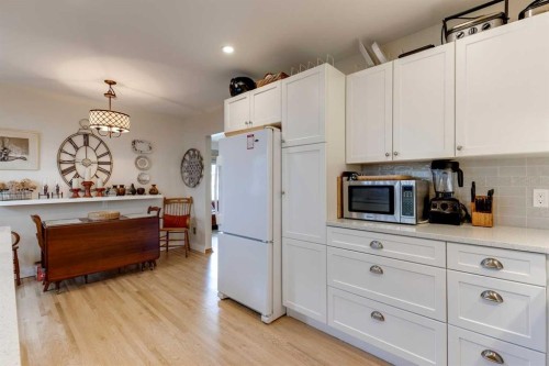 1333 Rosehill Drive Nw, Calgary, AB - Indoor Photo Showing Kitchen