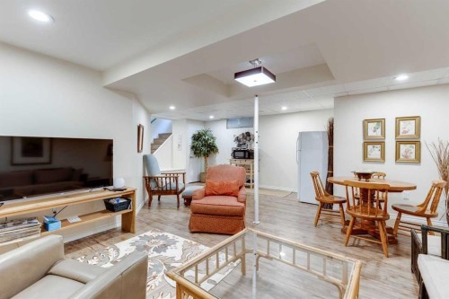 1333 Rosehill Drive Nw, Calgary, AB - Indoor Photo Showing Living Room