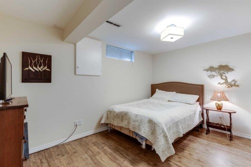1333 Rosehill Drive Nw, Calgary, AB - Indoor Photo Showing Bedroom