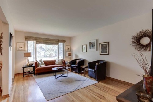 1333 Rosehill Drive Nw, Calgary, AB - Indoor Photo Showing Living Room
