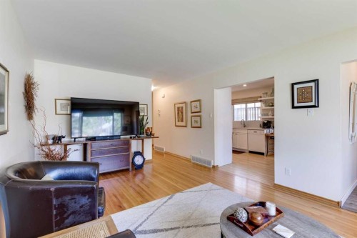 1333 Rosehill Drive Nw, Calgary, AB - Indoor Photo Showing Living Room