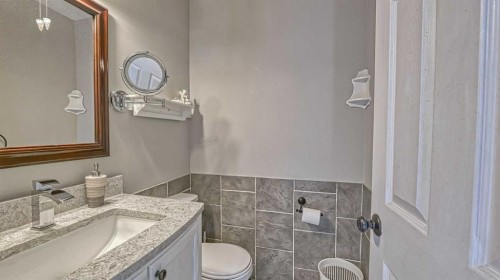 64 Midglen Drive Se, Calgary, AB - Indoor Photo Showing Bathroom