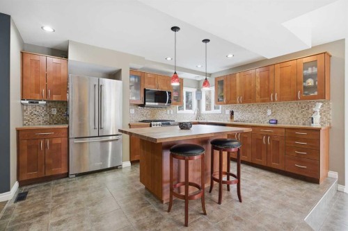 2608 Deer Side Drive Se, Calgary, AB - Indoor Photo Showing Kitchen With Upgraded Kitchen