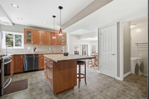 2608 Deer Side Drive Se, Calgary, AB - Indoor Photo Showing Kitchen