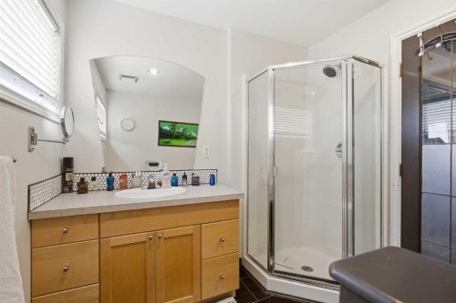 2608 Deer Side Drive Se, Calgary, AB - Indoor Photo Showing Bathroom