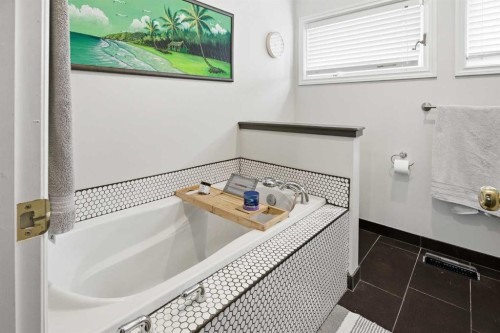 2608 Deer Side Drive Se, Calgary, AB - Indoor Photo Showing Bathroom