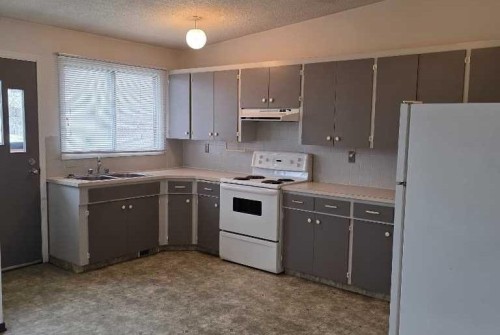 2822 13 Avenue Se, Calgary, AB - Indoor Photo Showing Kitchen