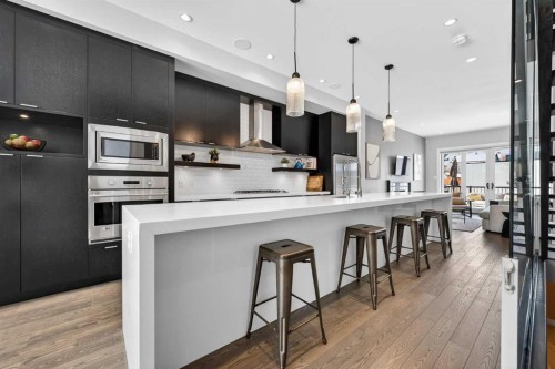 4905 21 Street Sw, Calgary, AB - Indoor Photo Showing Kitchen With Upgraded Kitchen
