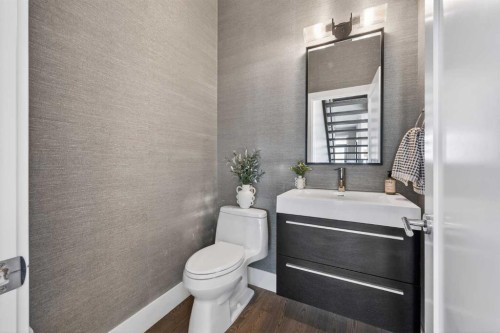4905 21 Street Sw, Calgary, AB - Indoor Photo Showing Bathroom