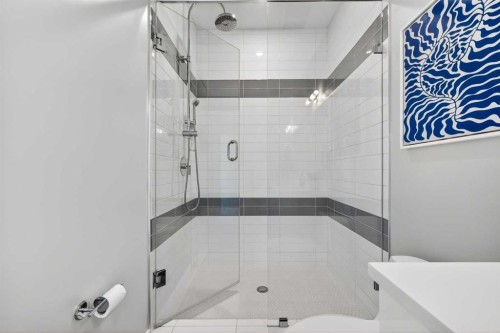 4905 21 Street Sw, Calgary, AB - Indoor Photo Showing Bathroom