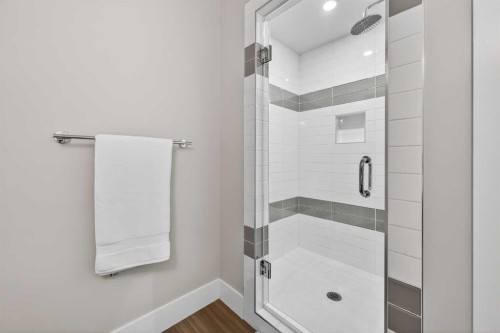 4905 21 Street Sw, Calgary, AB - Indoor Photo Showing Bathroom