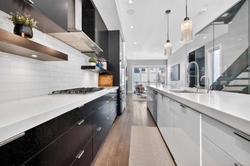 4905 21 Street Sw, Calgary, AB - Indoor Photo Showing Kitchen With Upgraded Kitchen