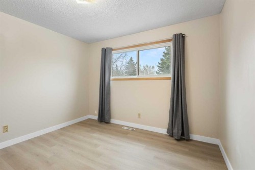 4823 Vanguard Road Nw, Calgary, AB - Indoor Photo Showing Other Room