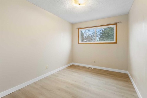 4823 Vanguard Road Nw, Calgary, AB - Indoor Photo Showing Other Room