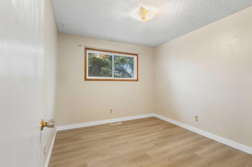 4823 Vanguard Road Nw, Calgary, AB - Indoor Photo Showing Other Room