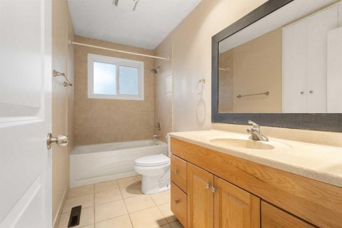 4823 Vanguard Road Nw, Calgary, AB - Indoor Photo Showing Bathroom