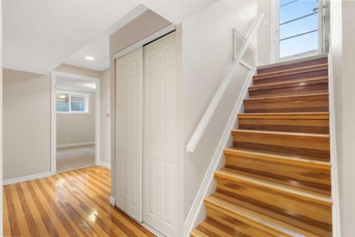 4823 Vanguard Road Nw, Calgary, AB - Indoor Photo Showing Other Room