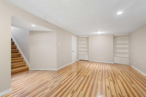 4823 Vanguard Road Nw, Calgary, AB - Indoor Photo Showing Other Room