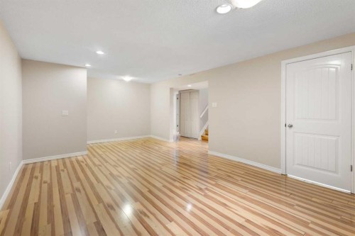 4823 Vanguard Road Nw, Calgary, AB - Indoor Photo Showing Other Room