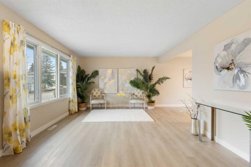 4823 Vanguard Road Nw, Calgary, AB - Indoor Photo Showing Other Room