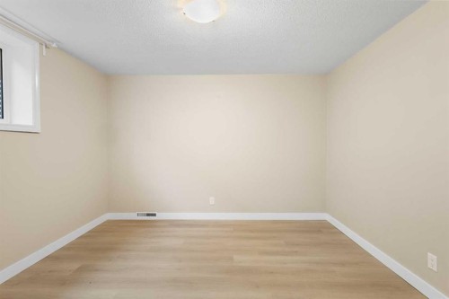 4823 Vanguard Road Nw, Calgary, AB - Indoor Photo Showing Other Room