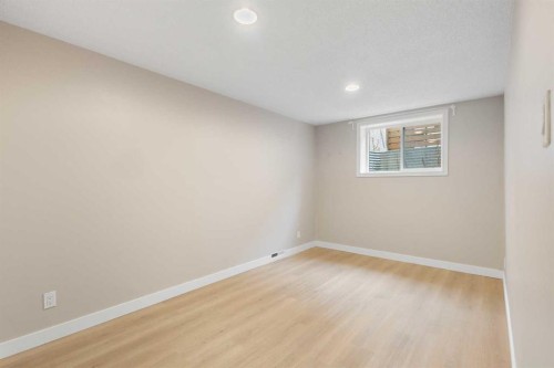 4823 Vanguard Road Nw, Calgary, AB - Indoor Photo Showing Other Room