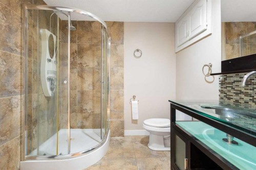 4823 Vanguard Road Nw, Calgary, AB - Indoor Photo Showing Bathroom