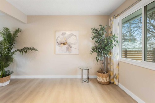 4823 Vanguard Road Nw, Calgary, AB - Indoor Photo Showing Other Room