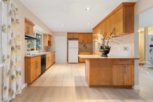 4823 Vanguard Road Nw, Calgary, AB - Indoor Photo Showing Kitchen