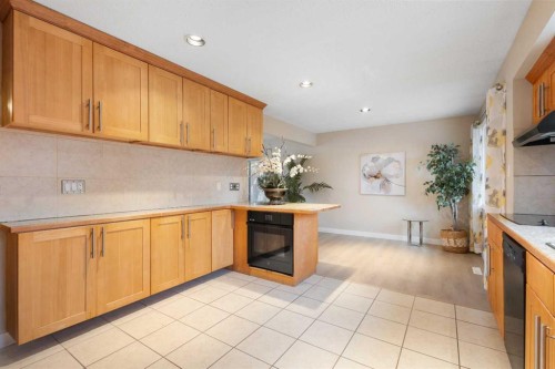 4823 Vanguard Road Nw, Calgary, AB - Indoor Photo Showing Kitchen