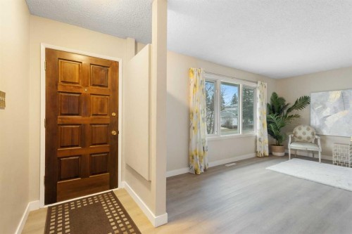 4823 Vanguard Road Nw, Calgary, AB - Indoor Photo Showing Other Room