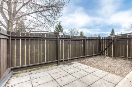 172 Oaktree Lane Sw, Calgary, AB - Outdoor