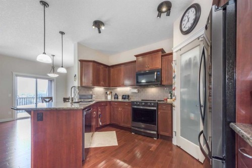 33 Evanscove Manor Nw, Calgary, AB - Indoor Photo Showing Kitchen With Upgraded Kitchen