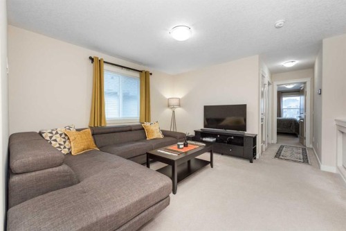 33 Evanscove Manor Nw, Calgary, AB - Indoor Photo Showing Living Room