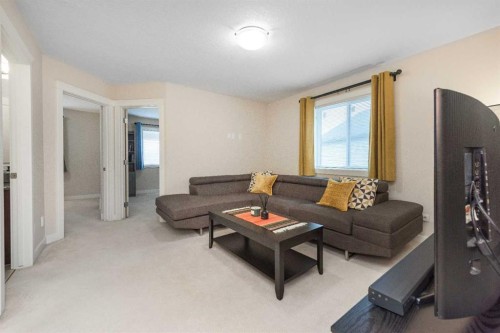 33 Evanscove Manor Nw, Calgary, AB - Indoor Photo Showing Living Room