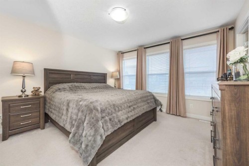33 Evanscove Manor Nw, Calgary, AB - Indoor Photo Showing Bedroom