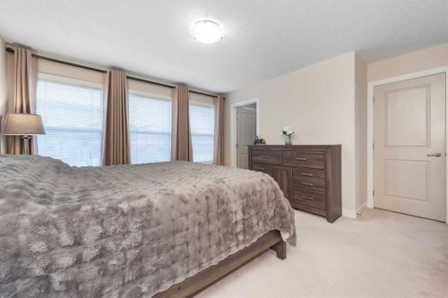 33 Evanscove Manor Nw, Calgary, AB - Indoor Photo Showing Bedroom